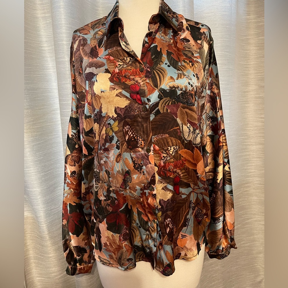 Momoni silk blouse made in Italy like brand new condition immaculate gorgeous
